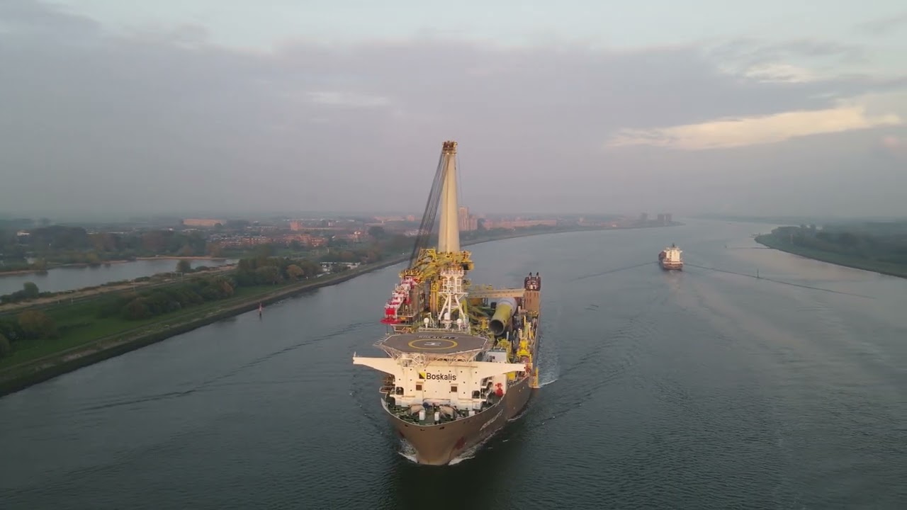 Bokalift 2 passeert Maassluis