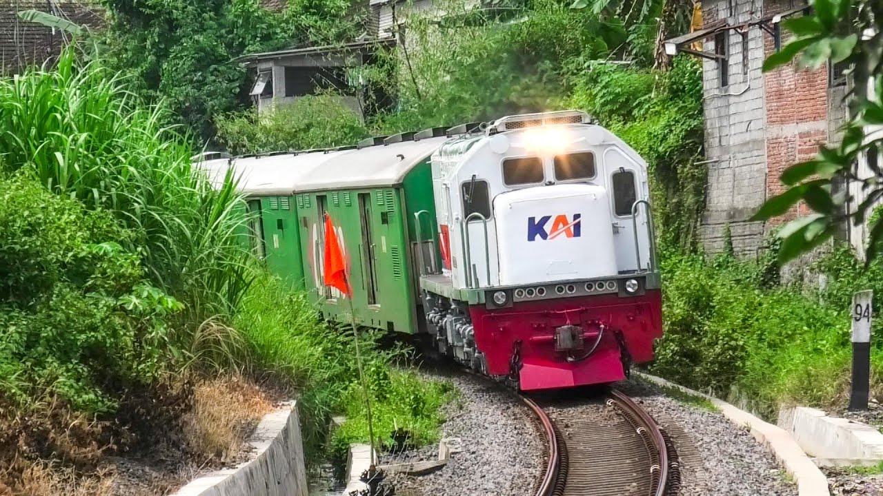 LOKOMOTIF CC201 UNIK BERKACA SIPIT KINCLONG BARU KELUAR BALAI YASA YOGYA