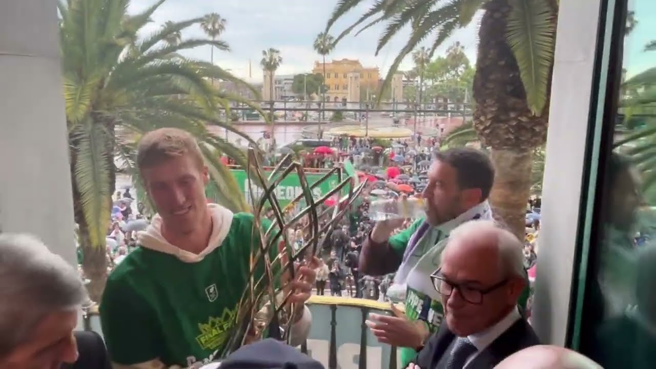 El Unicaja celebra el título de la Champions League por las calles de Málaga