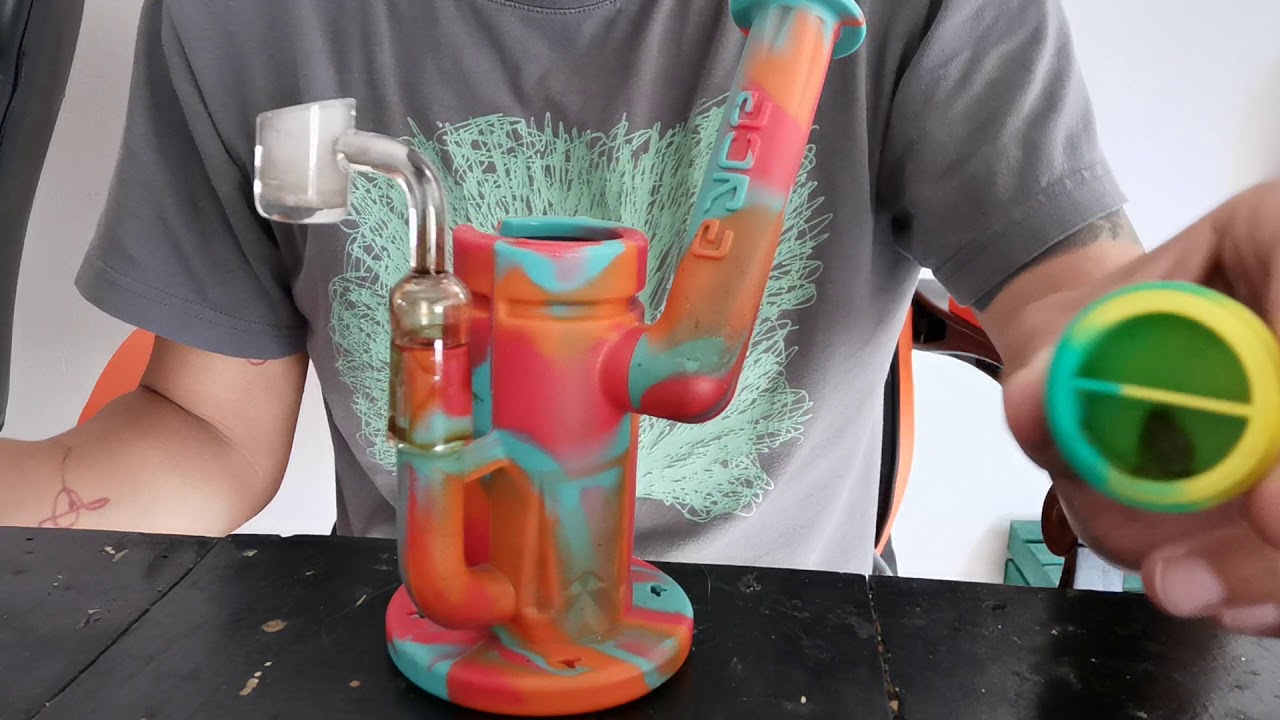 Fumando Rosin en pipa EYCE / Smoking dabs in a EYCE pipe.