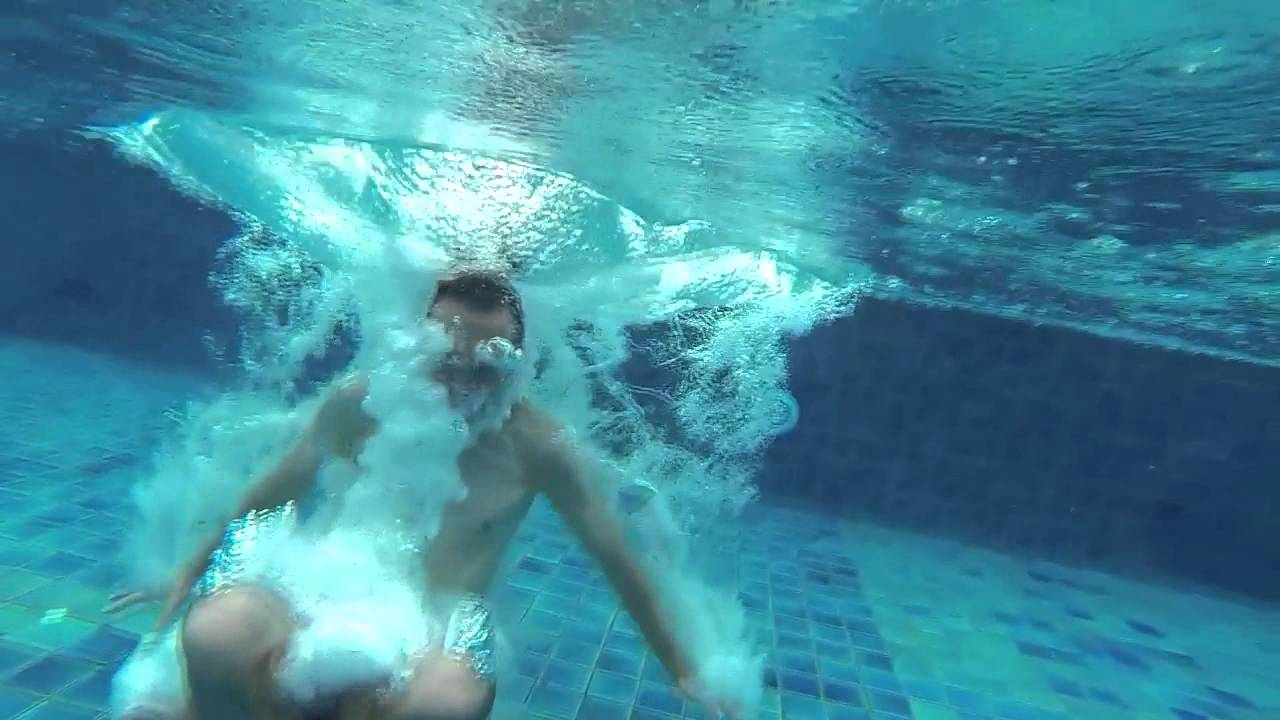 Skok do basenu / Jump into the pool - slowmotion