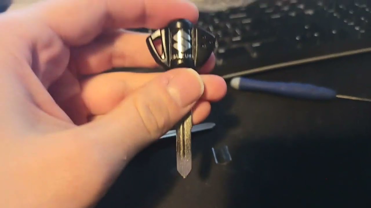 Inserting a imobiliser chip 4D6B  into the Suzuki GSXR replacement key from Aliexpress.