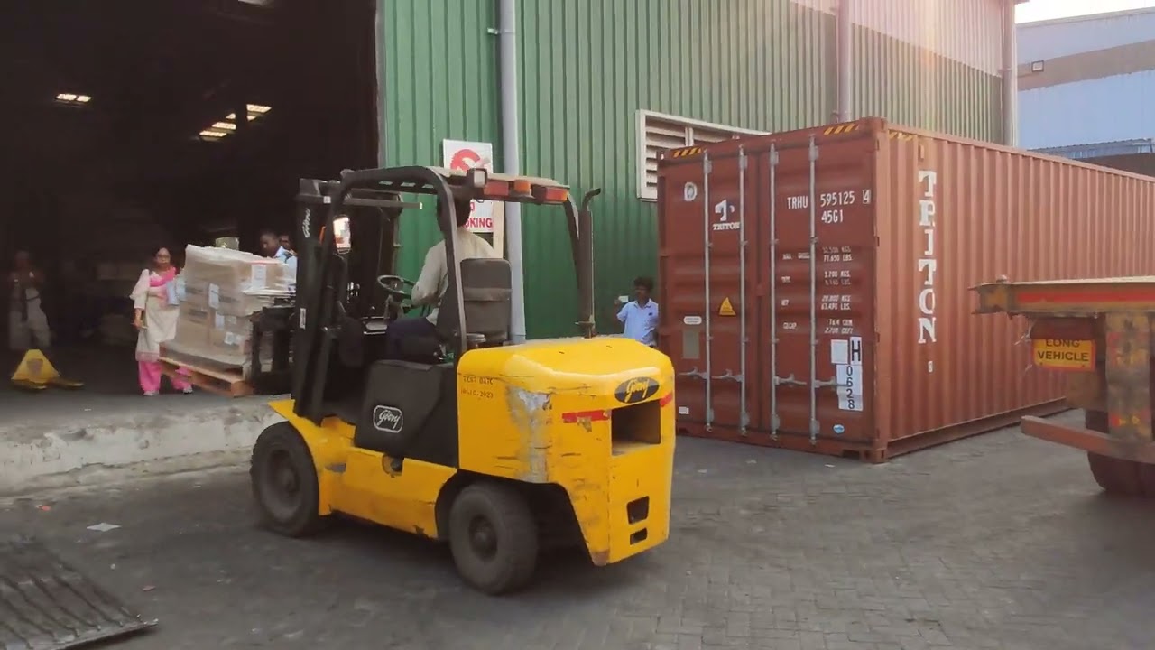 FLT. Containerised cargo unloading in CFS.