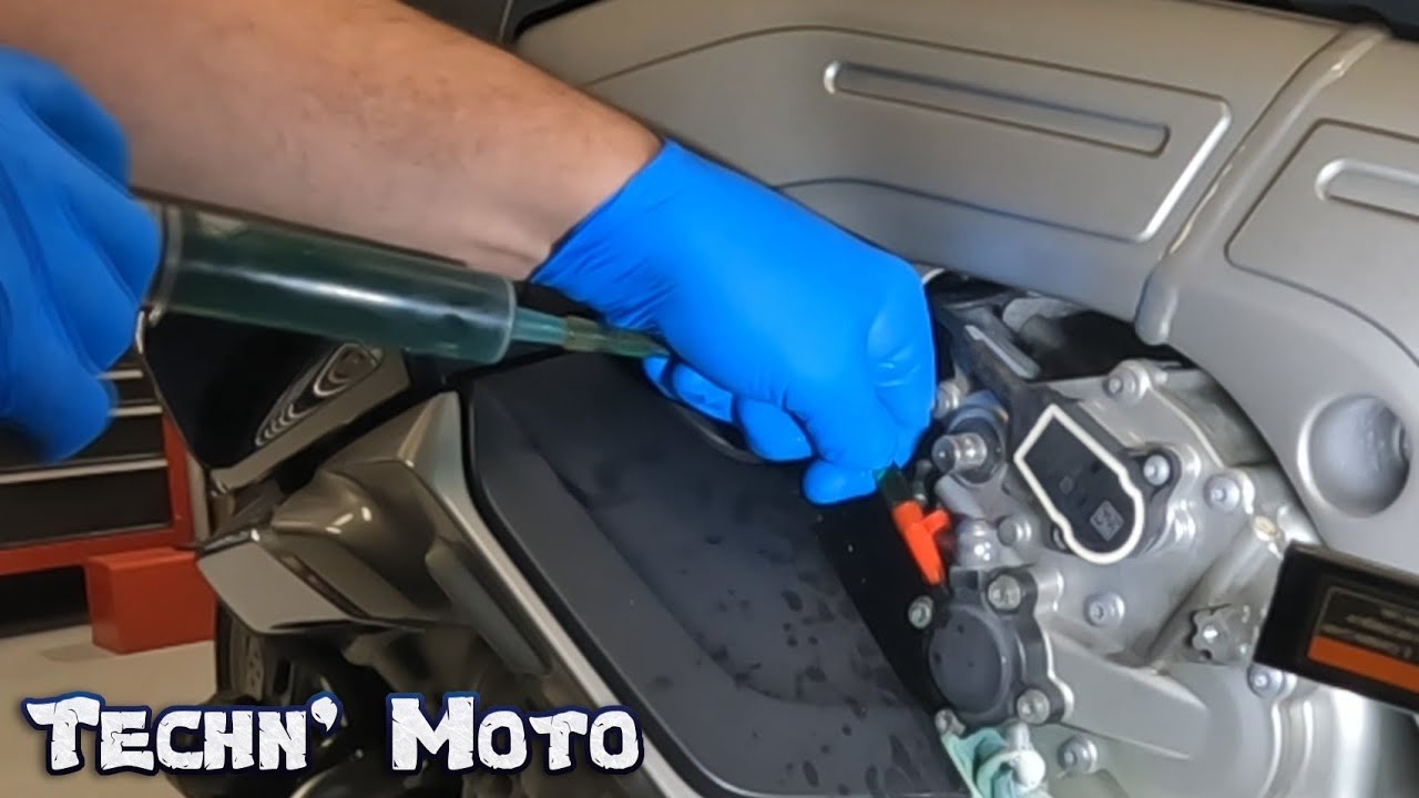 Замена гидравлической жидкости сцепления BMW K1600 GTL | Techn' Moto