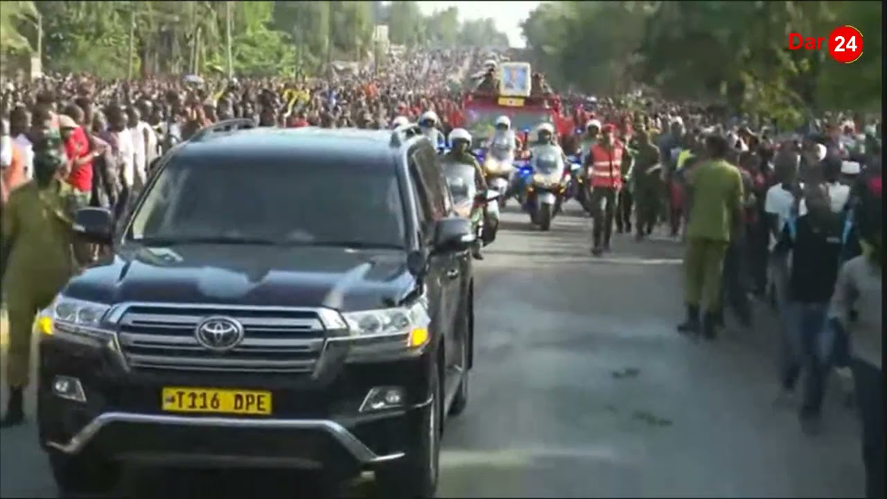 WANANCHI MWANZA WAUSIMAMISHA MSAFARA WA MAGUFULI KUMUAGA/ VILIO VYA TAWALA