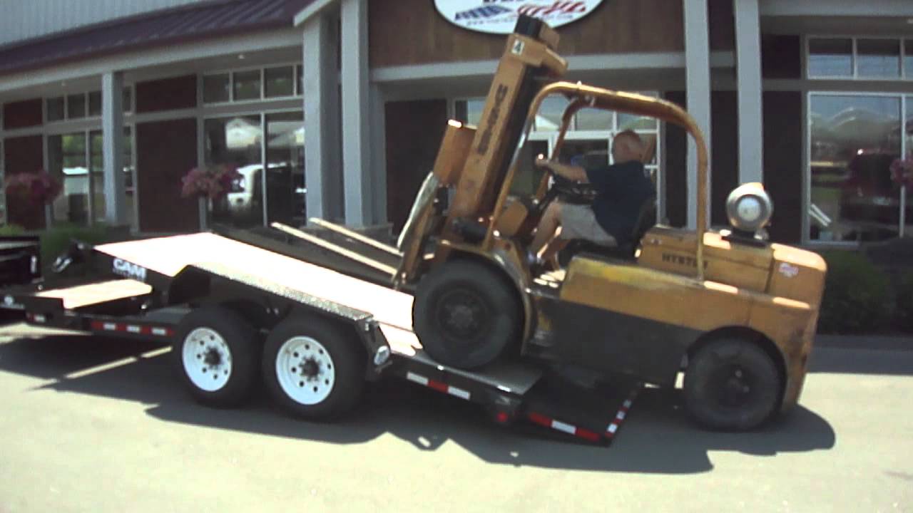 The Trailer Depot- Loading a fork lift on a Cam Superline 8CAM20 Split tilt