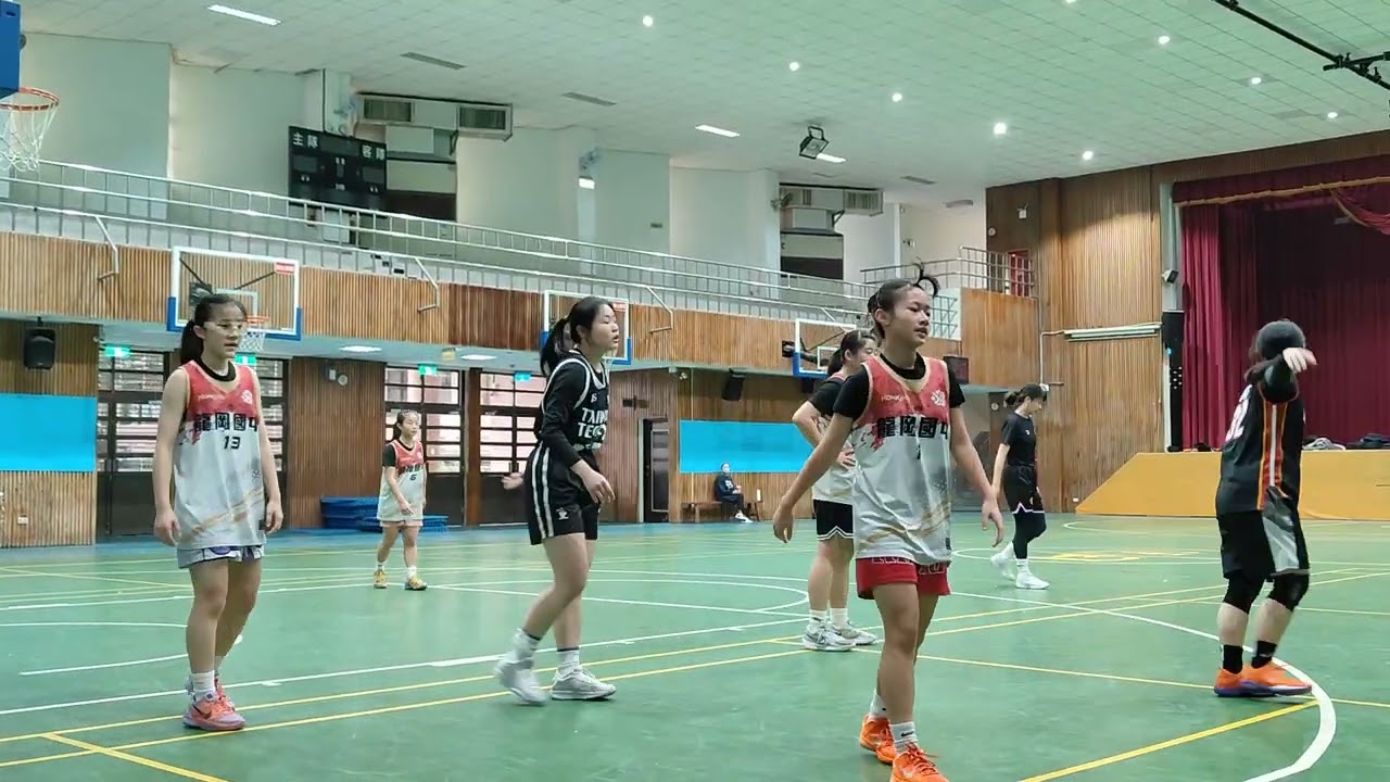2/8友誼賽（龍岡國中V.S籃球打起來🏀）攝影設備要更新旋轉的功能，手動轉太慢也會有干擾🥶謝謝龍岡國中的邀請，大家打的很盡興，儘管受傷不能上場，還是看的熱血沸騰🤩影片會分段上傳，不加速倍率，真的蠻好看