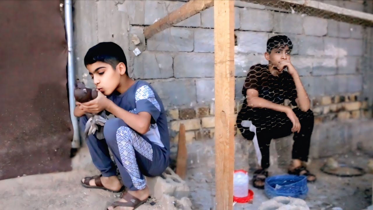 اخوي حبسني بل القفص مال طيور💔لان اخذت حمامته😅