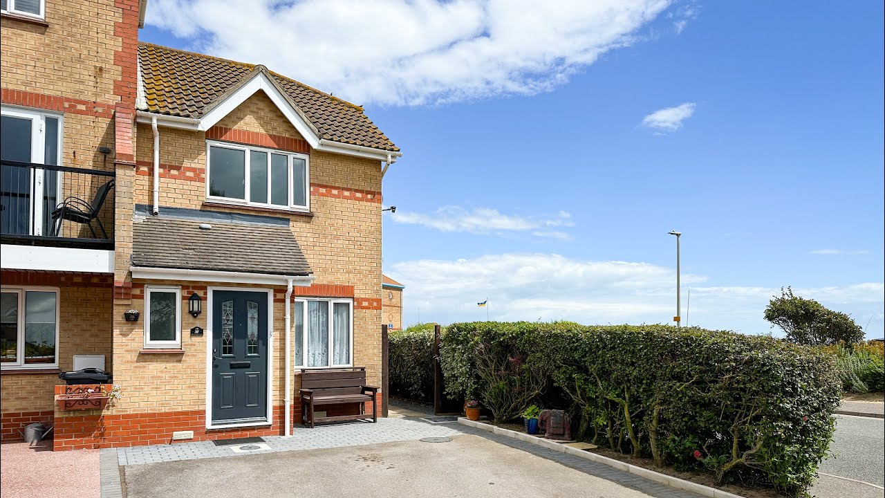 PANORAMIC SEA VIEWS - MARTELLO BAY - CLACTON-ON-SEA - Ideal Freehold House By The Sea
