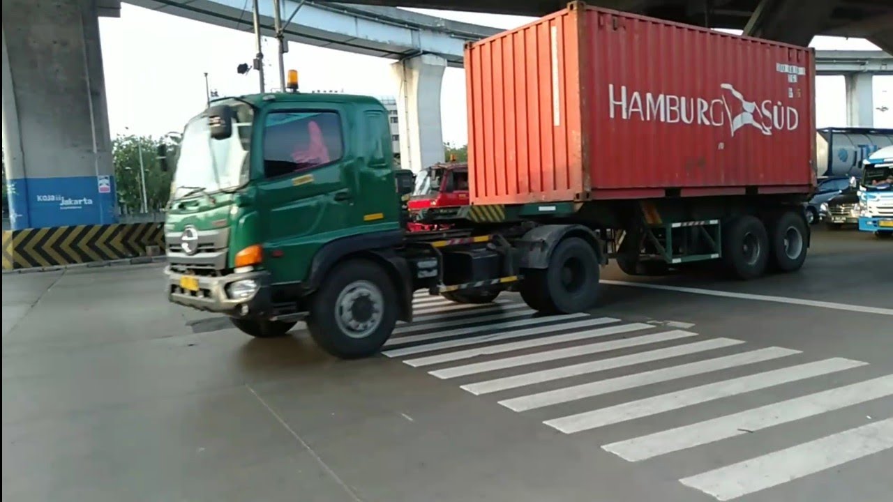 AKTIVITAS TRUK DI SEKITAR TERMINAL TANJUNG PRIOK