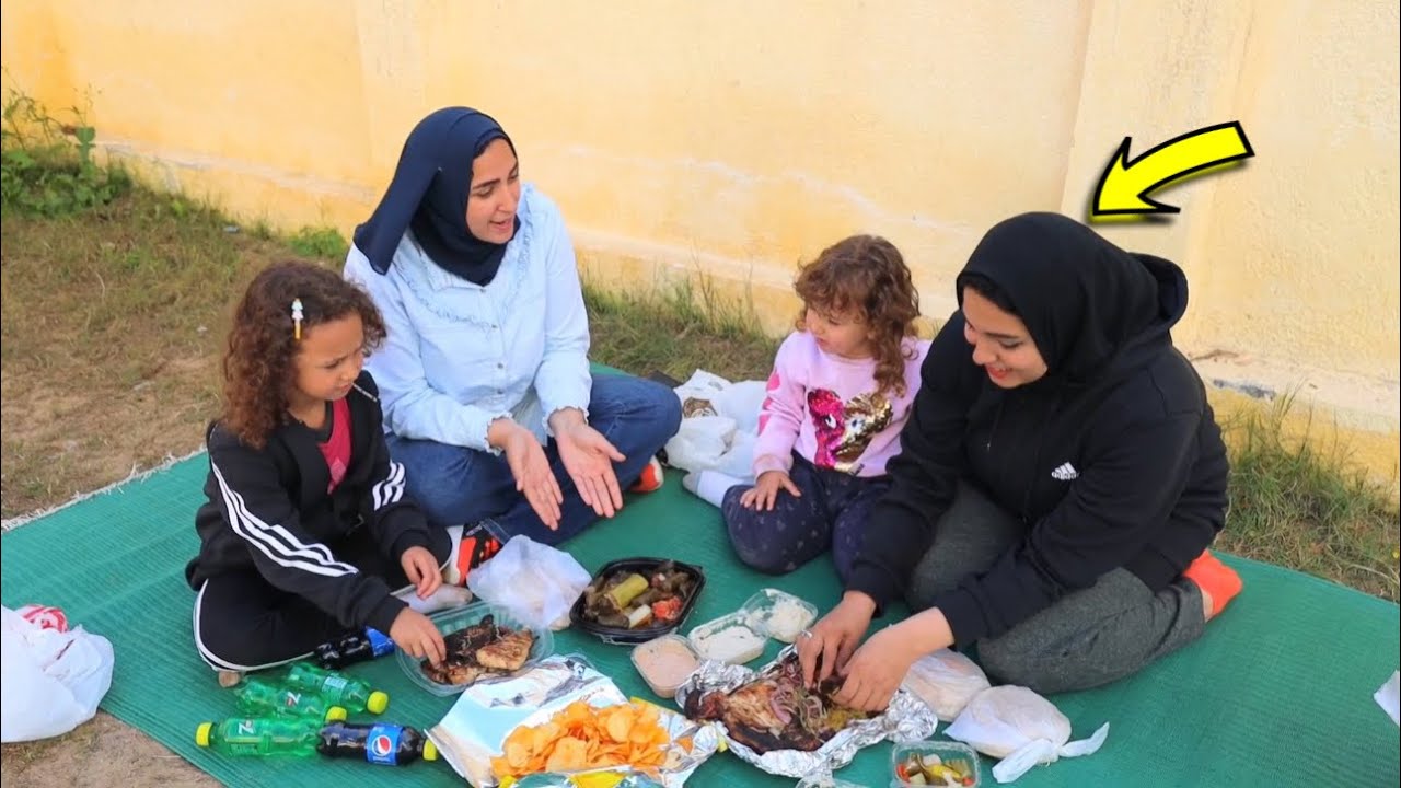 بنت صغيرة تاكل فراخ مشوية و محشي !!