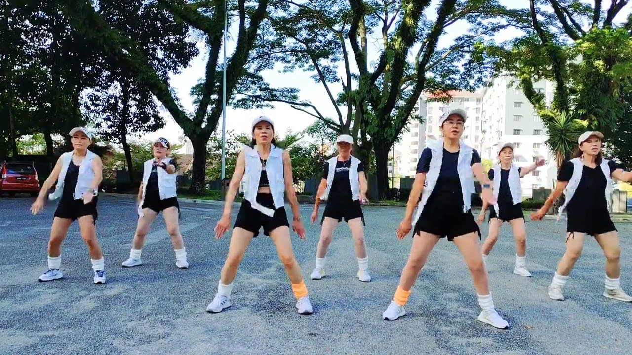 《跟音乐动起来》健身操完整版。好听好跳，简单易学