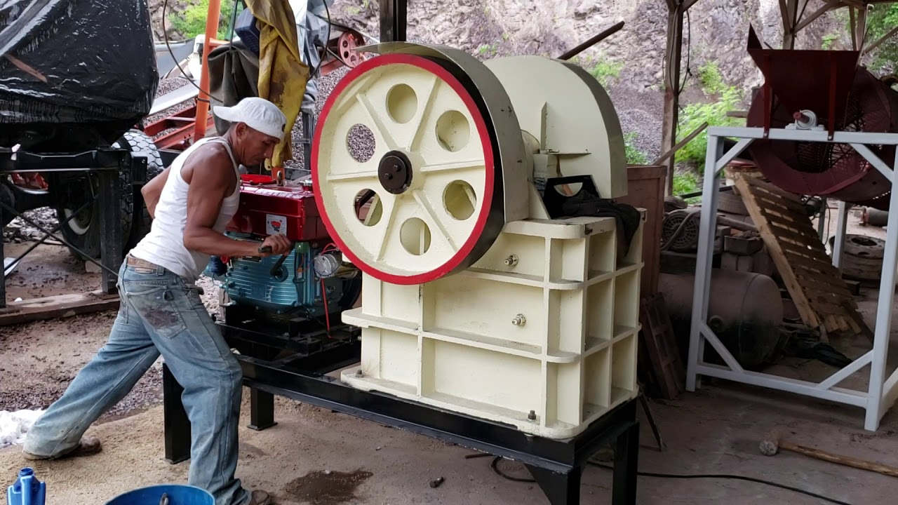 Probando trituradora de piedra con motor diesel