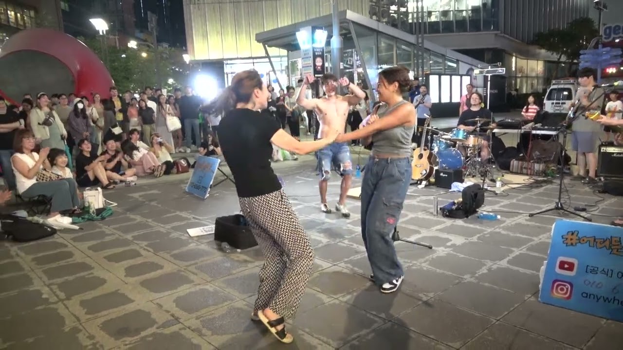 청춘들  신촌을 불태우다 .  외국인 들이 더 신난 즉흥 막춤 타임 .