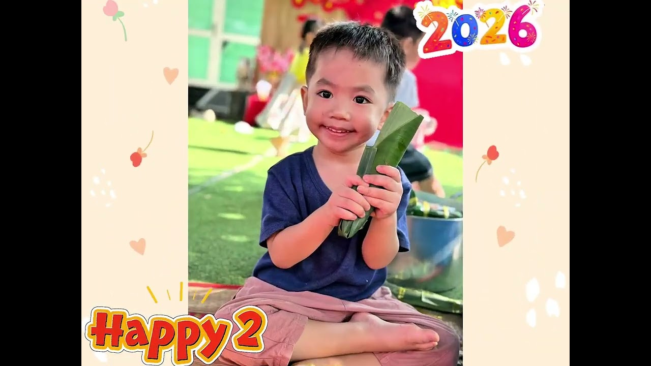 Bé gói bánh tét Tết 2026