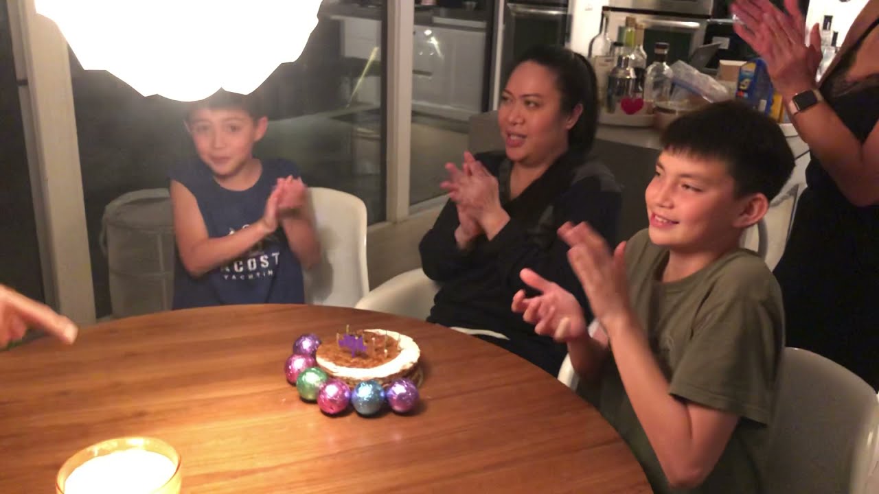 Tante Michele souffle ses bougies d'anniversaire sur un mille-feuille de chez maison Alyzée