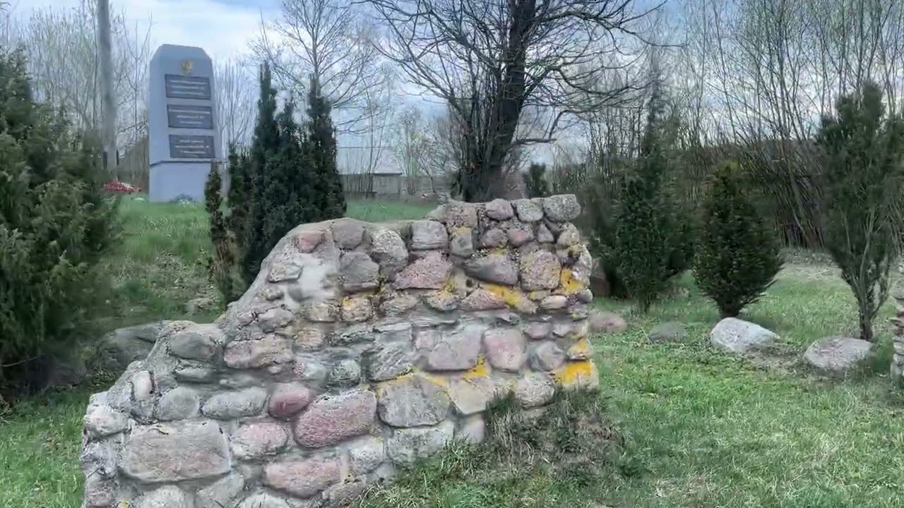 Gr&oacute;b,pomnik,żołnierzy armii napoleońskiej odwiedzają ,Paweł Hulajnoga i sołtys Zenek.