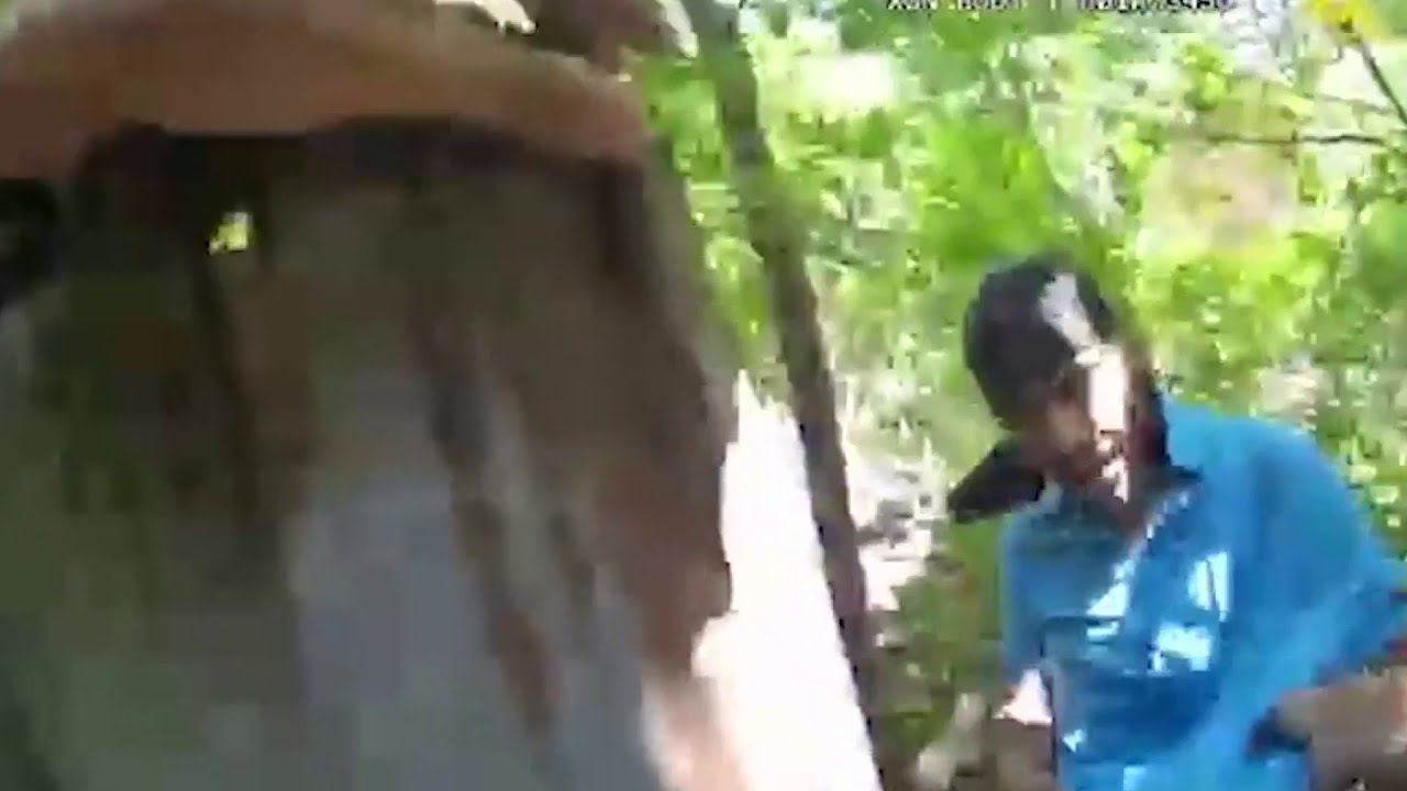 На видео с нательной камеры полицейский из Сан-Антонио стреляет в подозреваемого, который достал ...