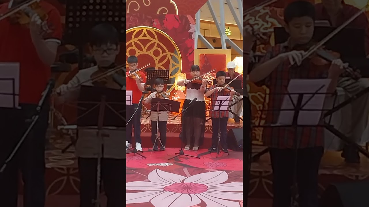 Gavi Harefa sbg Member SJMA (Saint John Music Academy) tampil bersama teman2nya di K-Mall Kemayoran