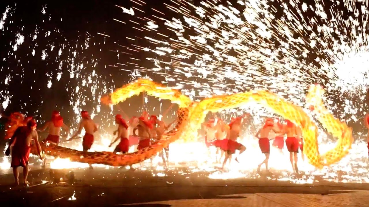 Fire dragon performance in SW China enthralls viewers