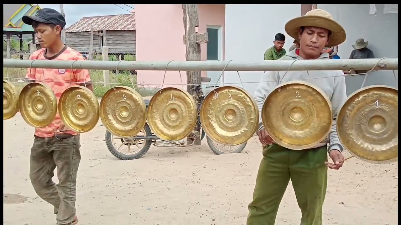 Công Chiêng Cùng Giang Cuối Năm Tại Nhà Rộng Bíu Ksor 81