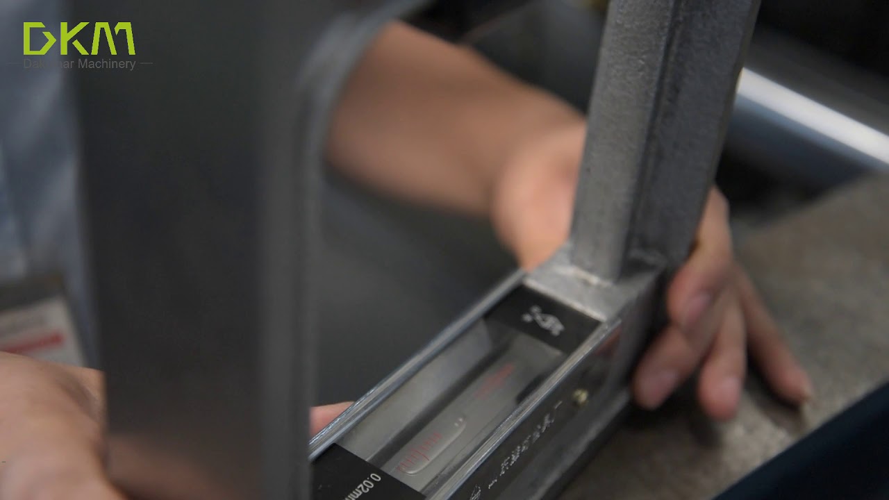 How To Adjust The Level Of The Injection Molding Machine?