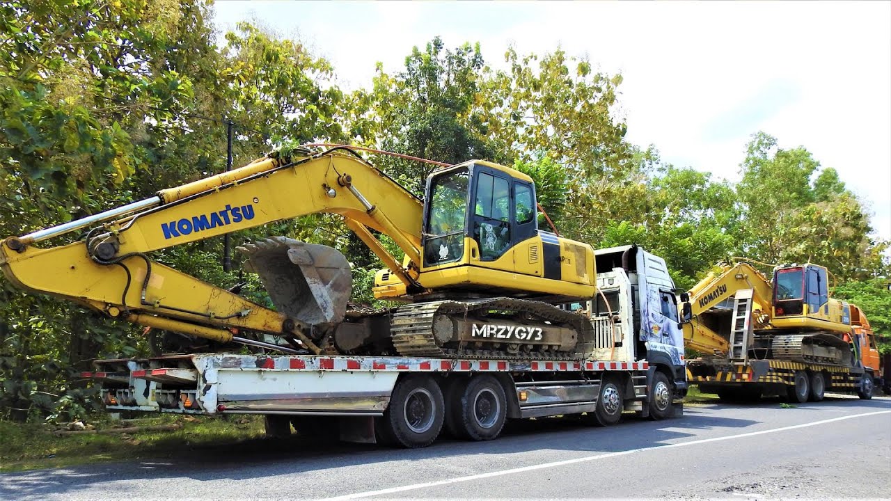 PC200 Komatsu Excavator Transport Back To The Garage By Self Loader Trucks