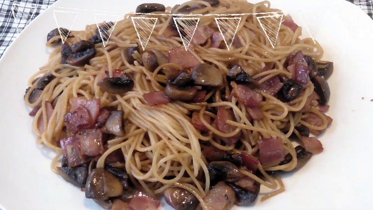 ESPAGUETIS  salteados con champiñones , bacon y salsa de soja