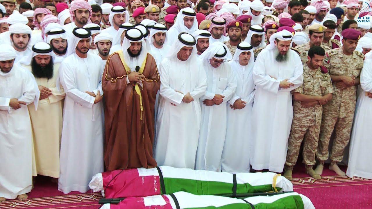 سعود بن صقر يؤدي صلاة الجنازة على جثامين شهداء الوطن.
