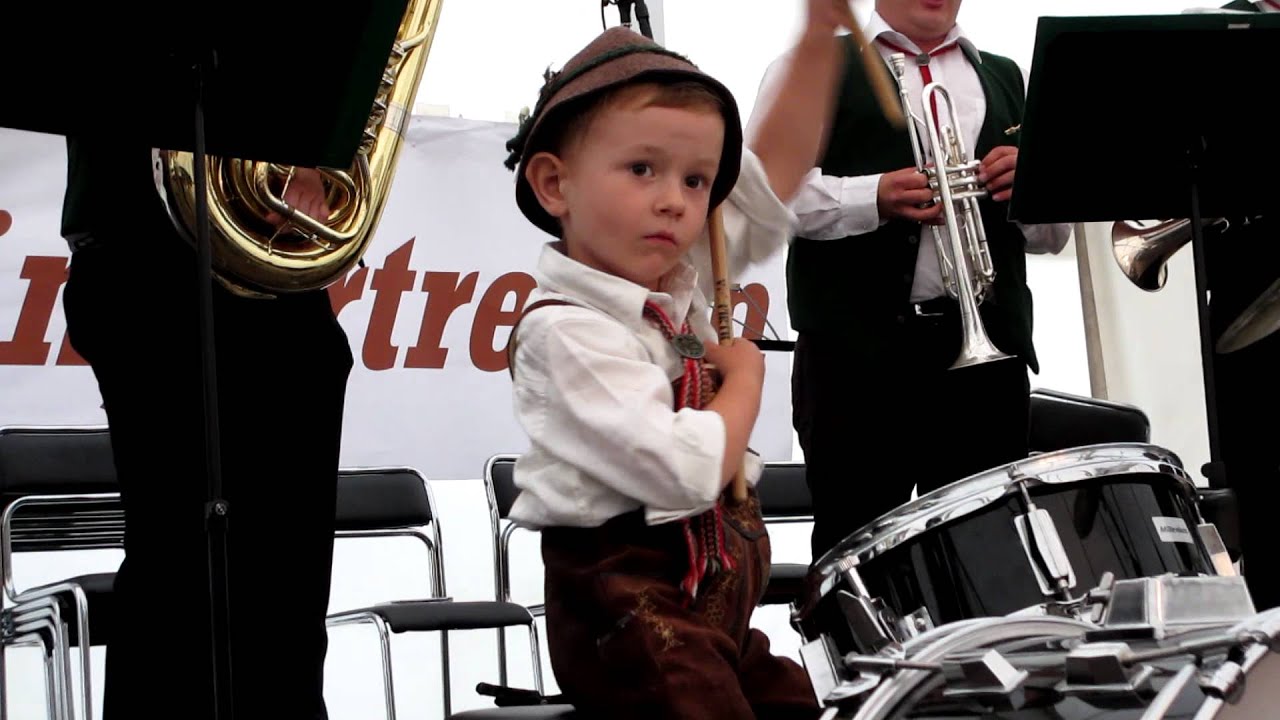 Kleiner Trommler spielt Egerländer Musikantenmarsch mit den Friedataler Musikanten.MOV