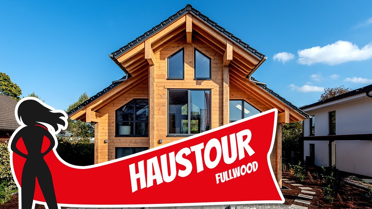 Haustour: Massives Holzhaus mit riesiger offener Galerie von Fullwood Wohnblockhaus | Hausbau Helden