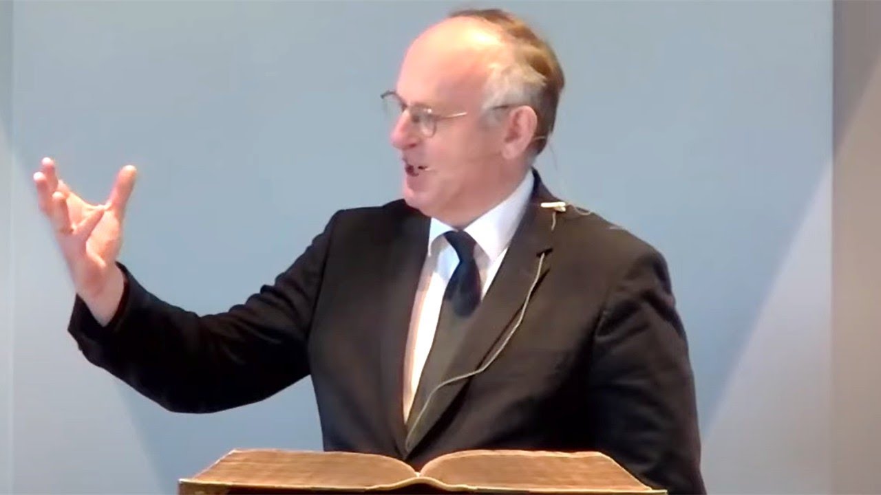 Een vrijzinnige dominee ging voor in een behoudende gemeente. Hij deed zijn uiterste best om