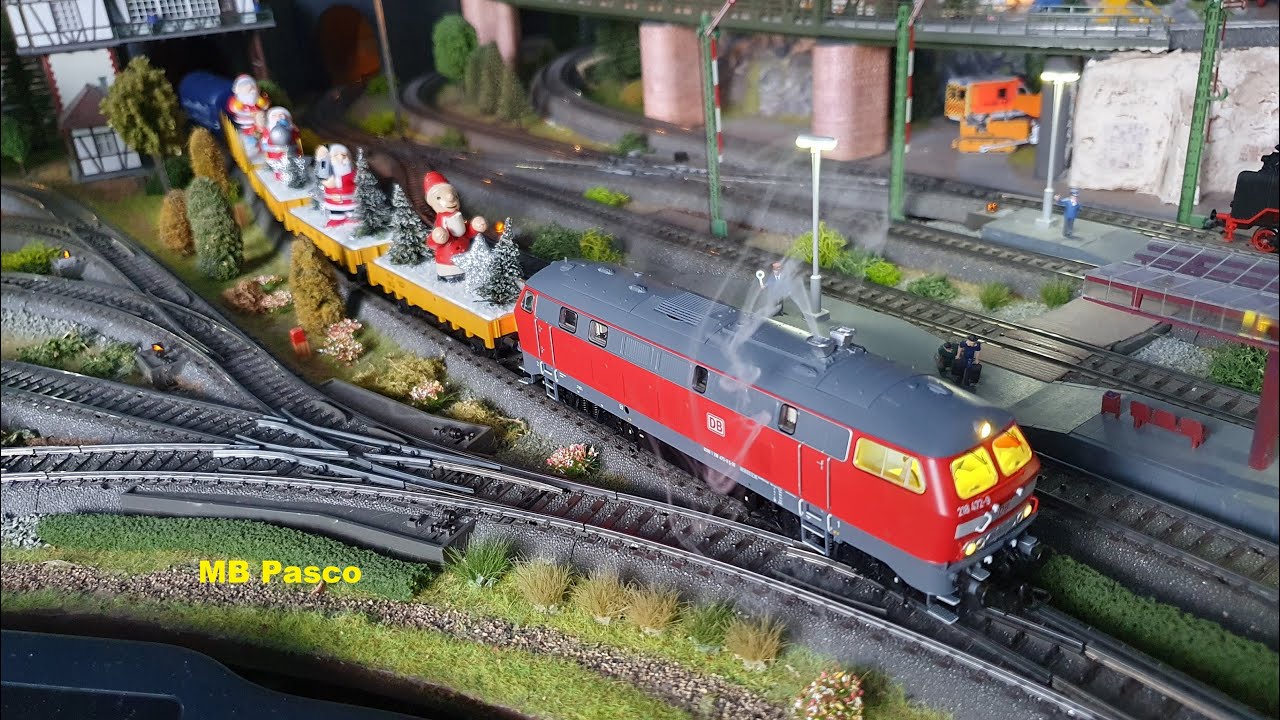 # 90 ESU BR 218 472  Signalrot Weihnachtszug Fahrvideo