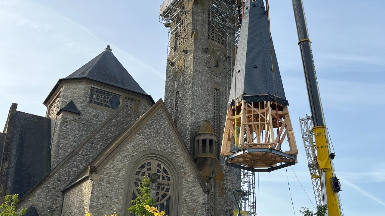 Opération de levage de la nouvelle flèche de l'église Sainte-Thérèse de Rennes