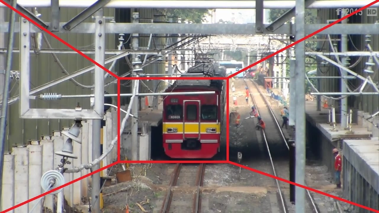 KRL Melintas Stasiun Sudirman Baru Lihat Beda Tinggi Peronnya Dengan KRL