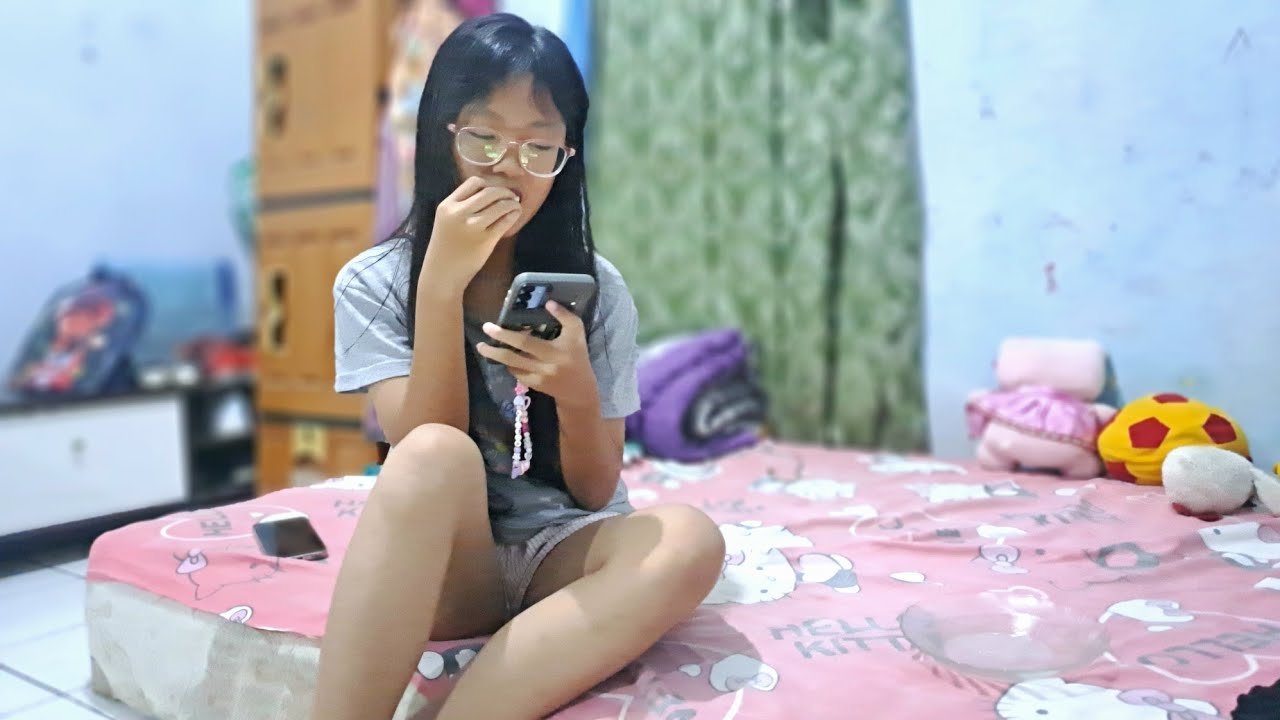 Relaxing at 6:45 PM while snacking on ULI - Daily Life