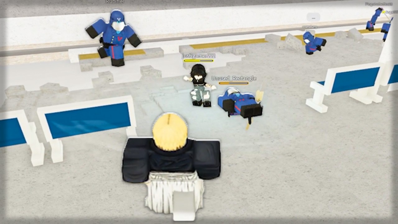 На неё напали, и я их всех уничтожил в JJS (Roblox).