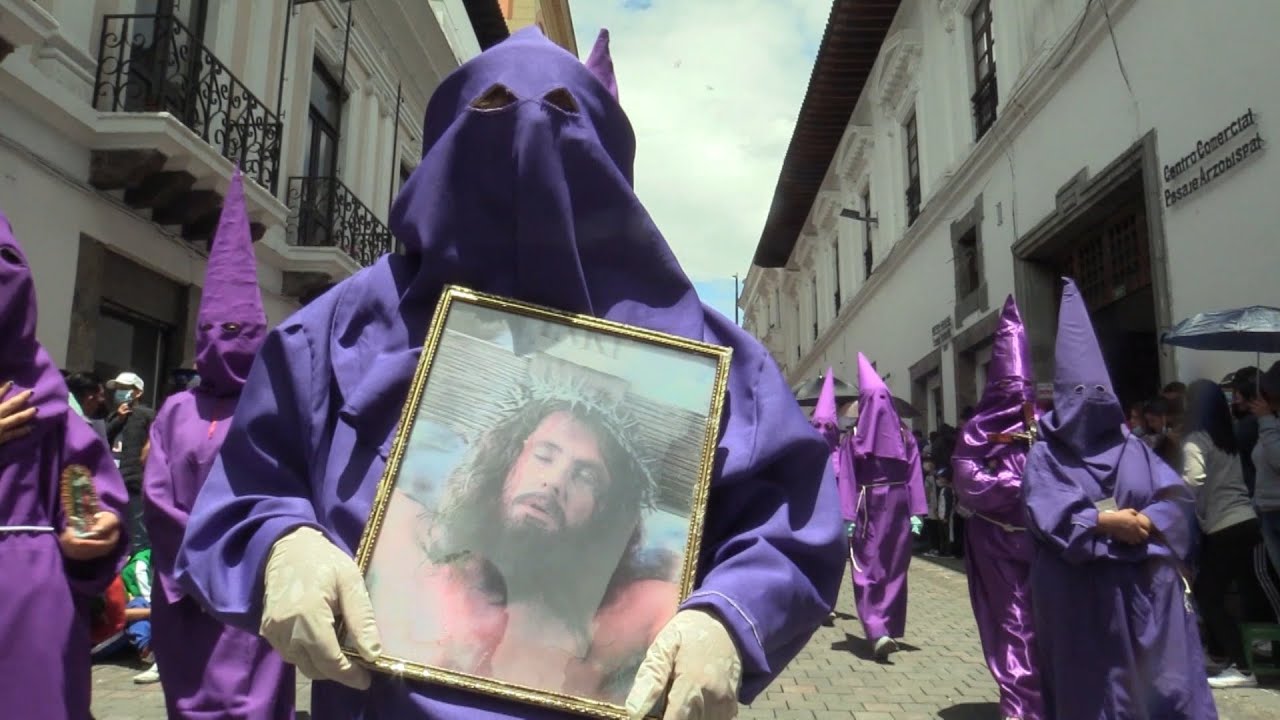 Creyentes diseminan su fe durante multitudinaria procesión de Quito tras pandemia