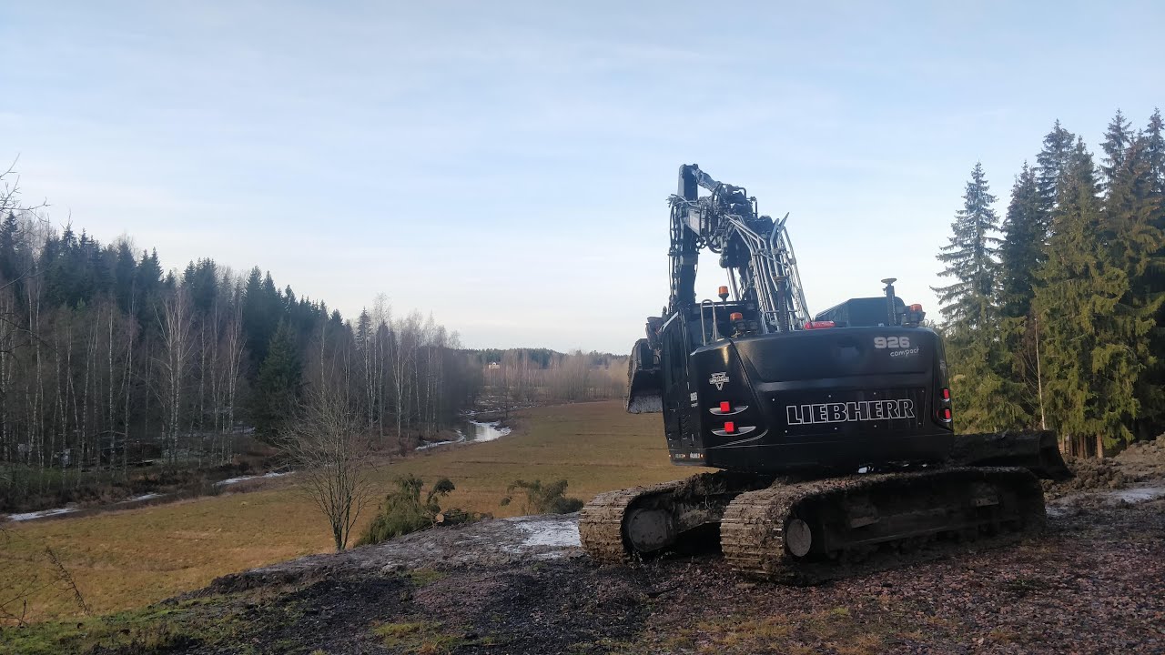 Liebherr R926 compact digging clay
