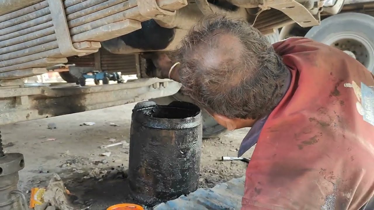 TATA 31.18c BS - 4 :- Oil Change, Company Is [ Volvoline Oil ] || Old To New Oil Change In Detail !!