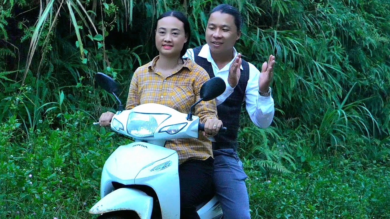 Vang Anh was extremely happy when her CEO husband taught her how to ride a motorbike - Anh Hmong