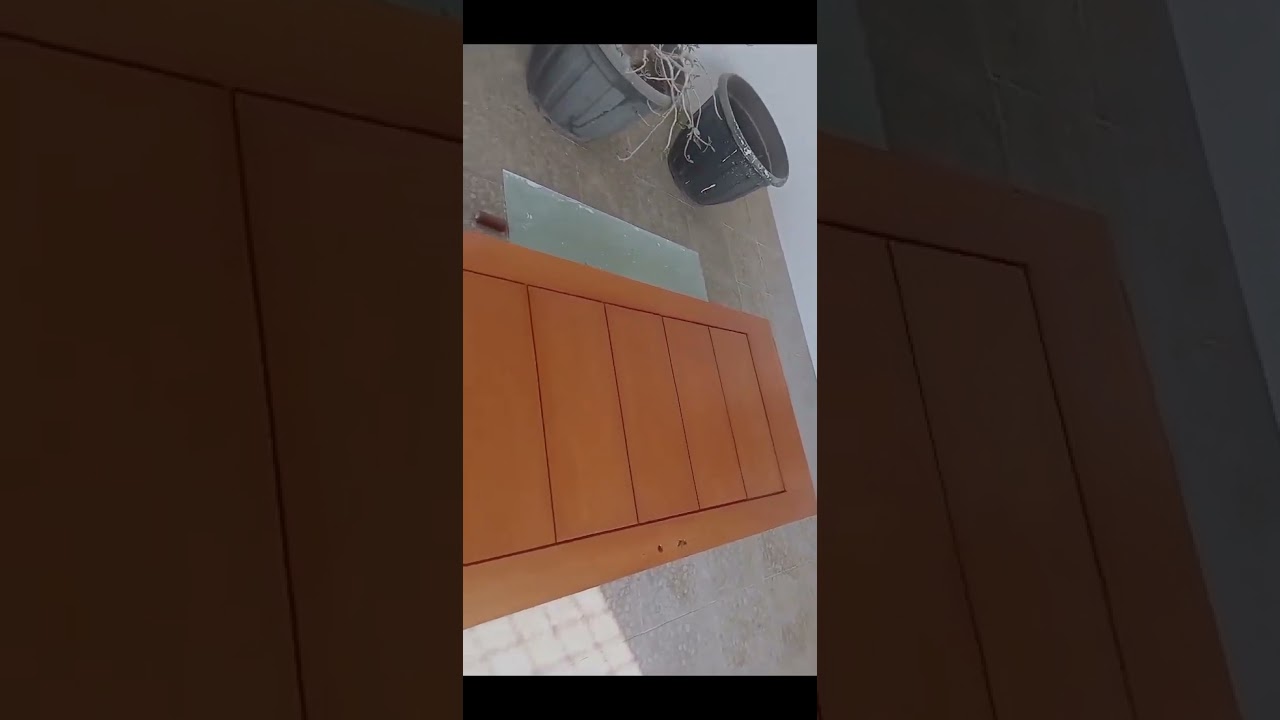 pengecatan pintu kayu menggunakan mowilek water based tahap pertama 👌