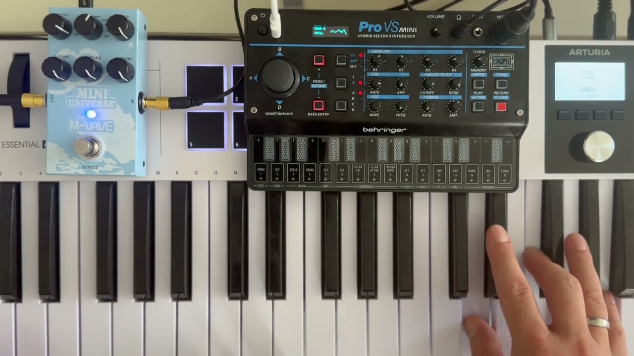 Behringer Pro VS Mini Synthesizer + M-VAVE Mini Universe Reverb Pedal