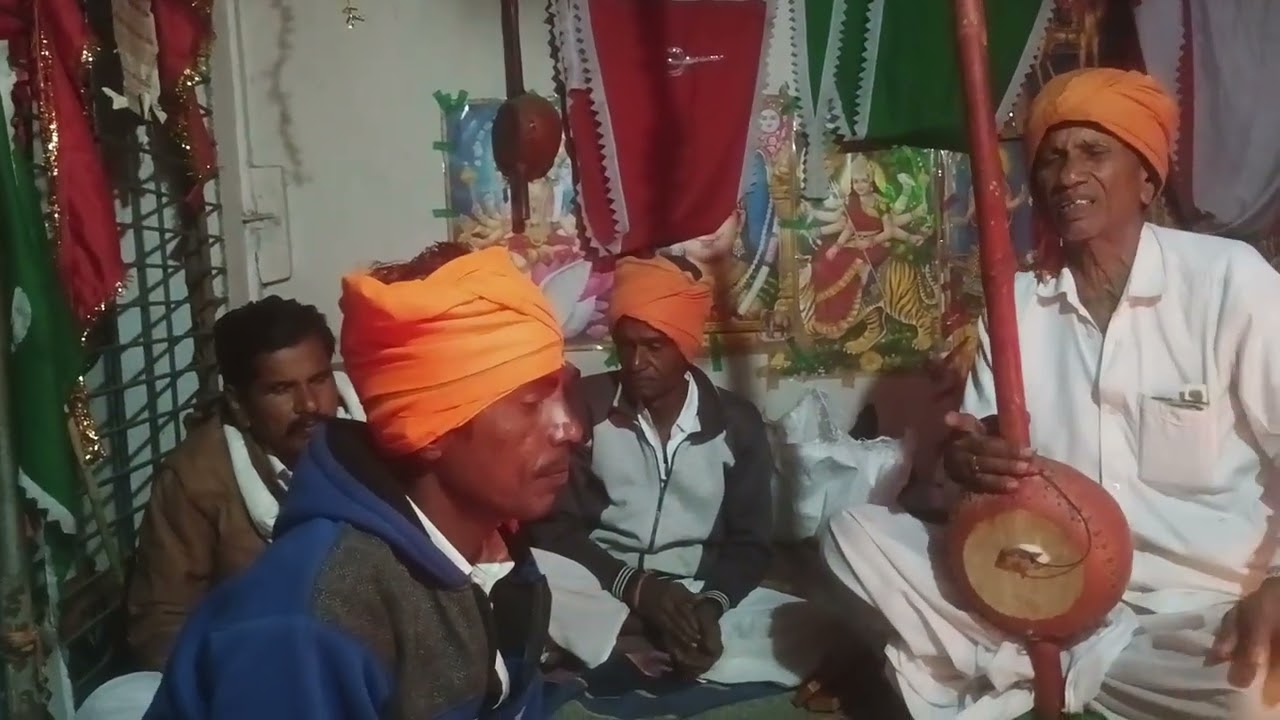 गांव नवातलाब  रमेश भगत के घर मंदिर में पाठ पूजन करते हुए राम भगत@kahier1984 