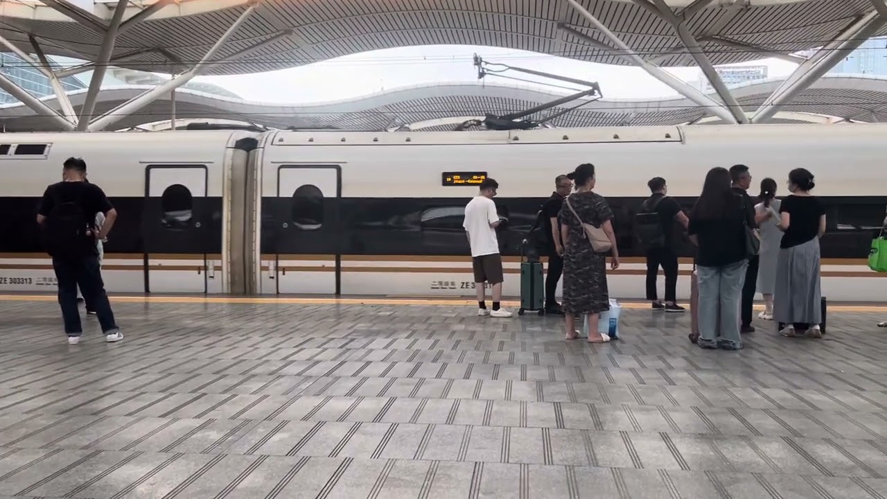 CR400BF-A entering Changsha South Railway Station