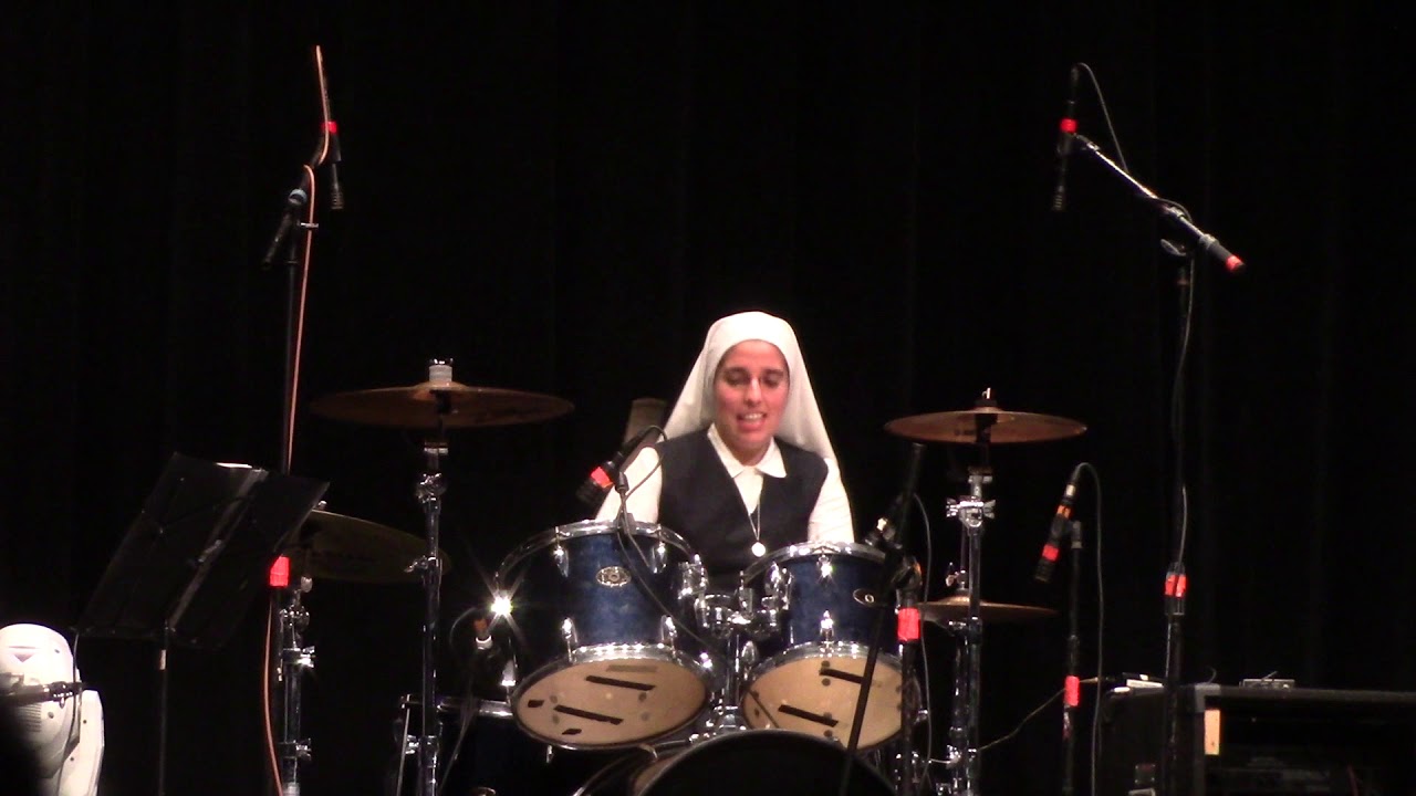 Siervas concert introducing the Sisters