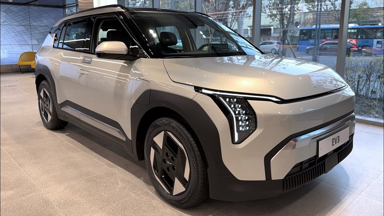 [4K] 2025 KIA EV3 Long Range "Ivory Silver / Light Gray two-tone" Walkaround Review