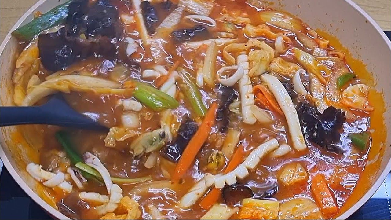 Вкусный острый суп с лапшой   и морепродуктами.Чампон 짬뽕
