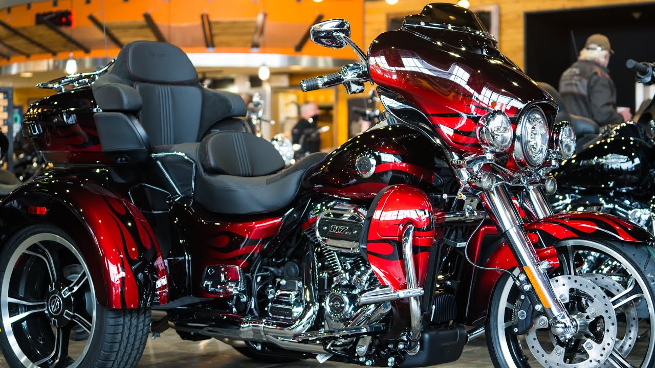 NEW 2022 CVO Tri Glide in Dante's Red Fade Paint Scheme