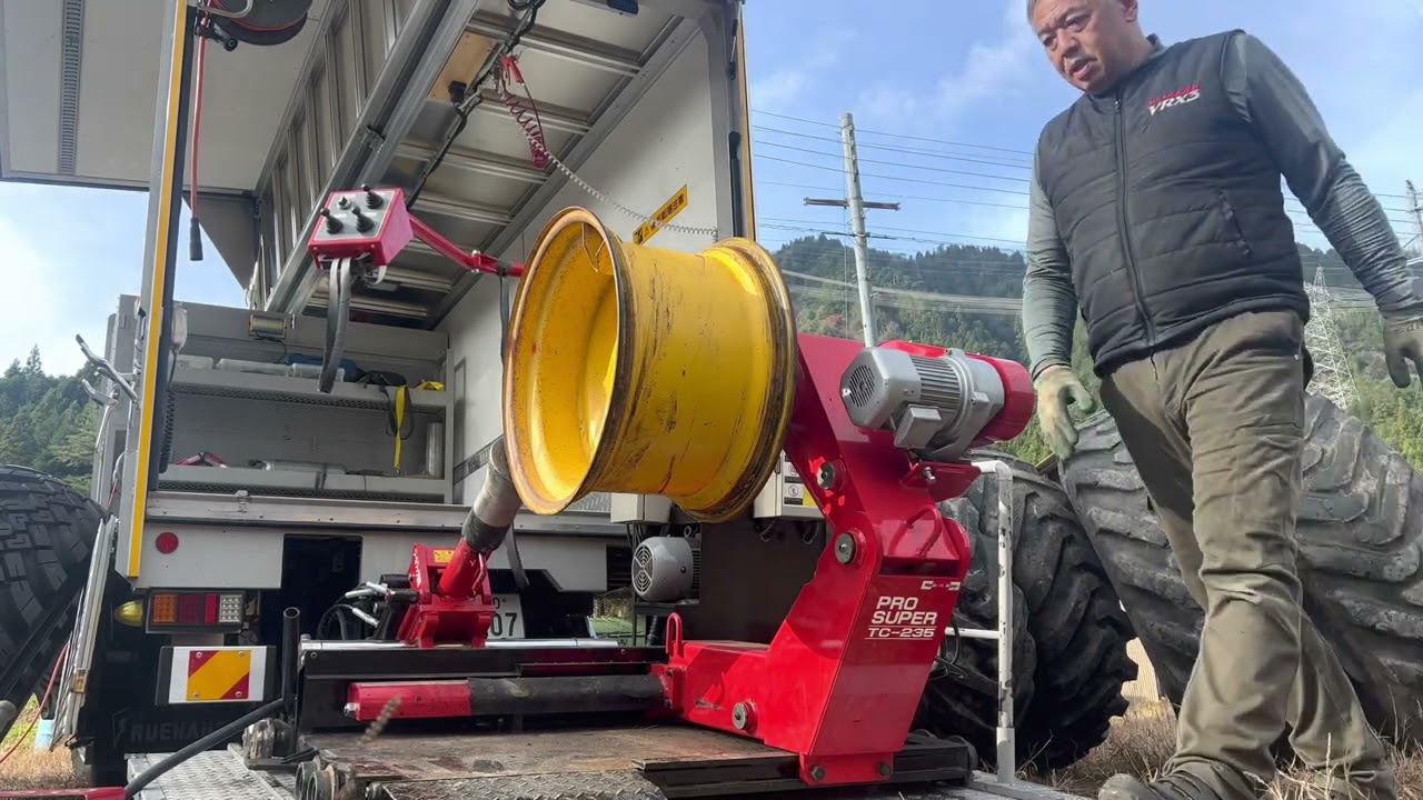 KOMATSU WA100 タイヤ交換